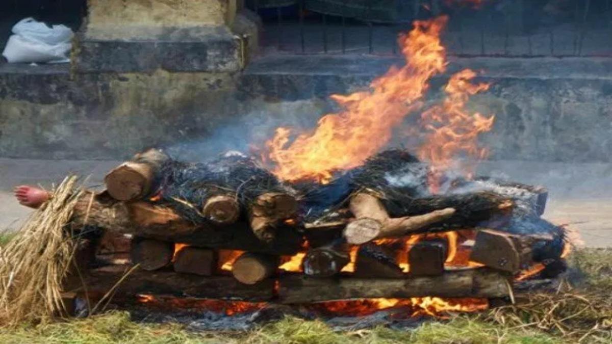 एक ही चिता पर बाप और बेटे की जली लाशें