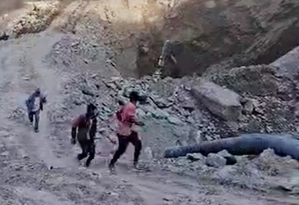 Joshimath Breaking News : एक बार फिर से मंडराया खतरा, जोशीमठ में मारवाड़ी वाईपास पर भारी भूस्खलन, मजदूरों ने भाग कर बचाई जान