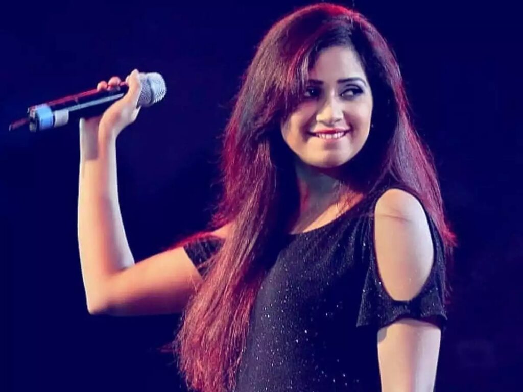Shreya Ghoshal concert : ‘श्रेया तुम मेरा दूसरा प्यार हो..’ पोस्टर दिखाकर युवक ने बीच में रोका कॉन्सर्ट, श्रेया घोषाल ने दिया मजेदार जवाब, देखिए VIDEO…