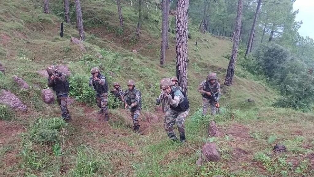 JAMMU KASHMIR TERRORIST : सेना ने जम्मू-कश्मीर के पुंछ में ढूंढा पाकिस्तानी आतंकियों का ठिकाना, 2 ग्रेनेड और तीन पाकिस्तानी बारूदी सुरंगें बरामद