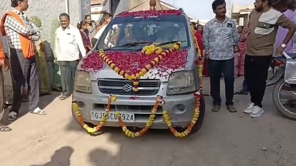 farewell to the car in gujrat: मालिक ने ‘लकी’  कार को डीजे के साथ दी अंतिम विदाई, यात्रा में 1500 लोग शामिल,4 लाख रुपए खर्च किए