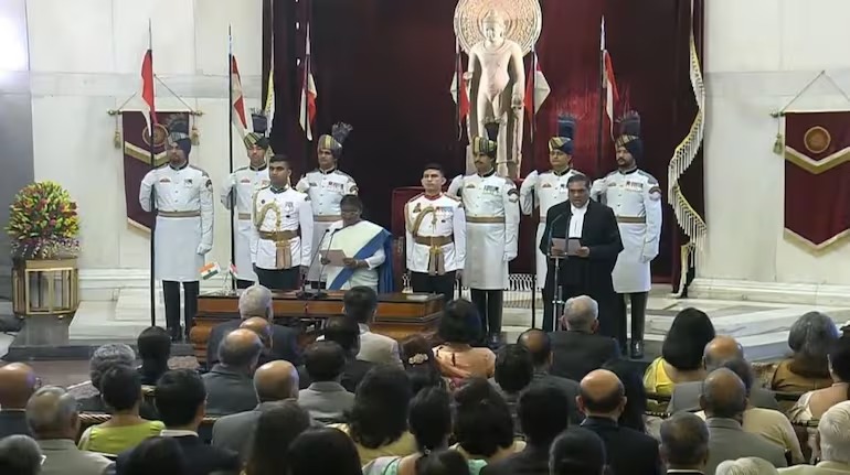 Justice Sanjeev Khanna : राष्ट्रपति द्रौपदी मुर्मू ने देश के 51वें चीफ जस्टिस संजीव खन्ना को दिलाई शपथ, जानिए कब तक रहेगा कार्यकाल