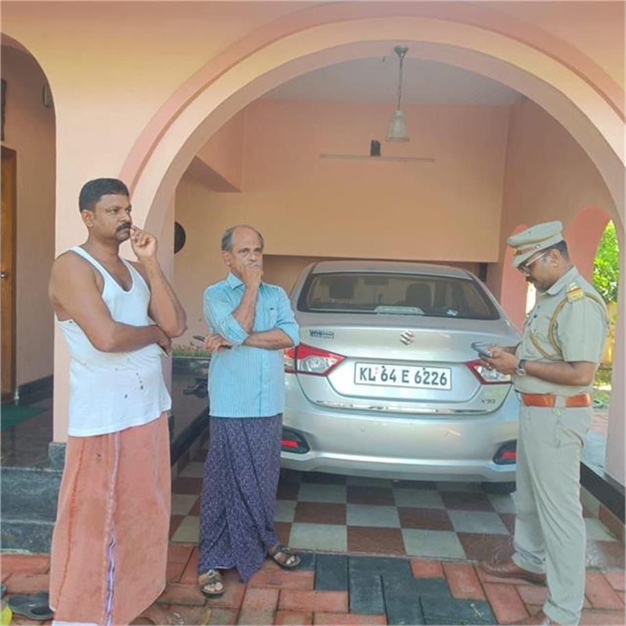 KERALA CAR DRIVER : सायरन बजाती रही एंबुलेंस का रास्ता रोकना पड़ा भारी, केरल पुलिस ने काटा 2.5 लाख रुपये का चालान, कार चालक का ड्राइविंग लाइसेंस हुआ रद्द