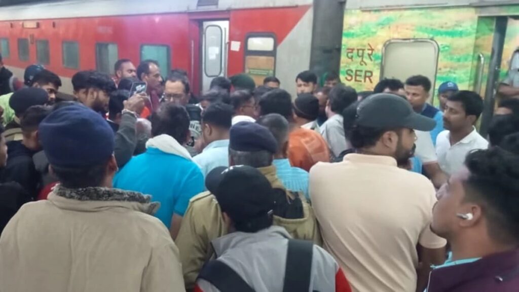 Bilaspur Railway Station : दुरंतो एक्सप्रेस में यात्रियों को परोसा बासी भोजन, खाते ही बिगड़ी तबीयत, बिलासपुर स्टेशन में जमकर हंगामा