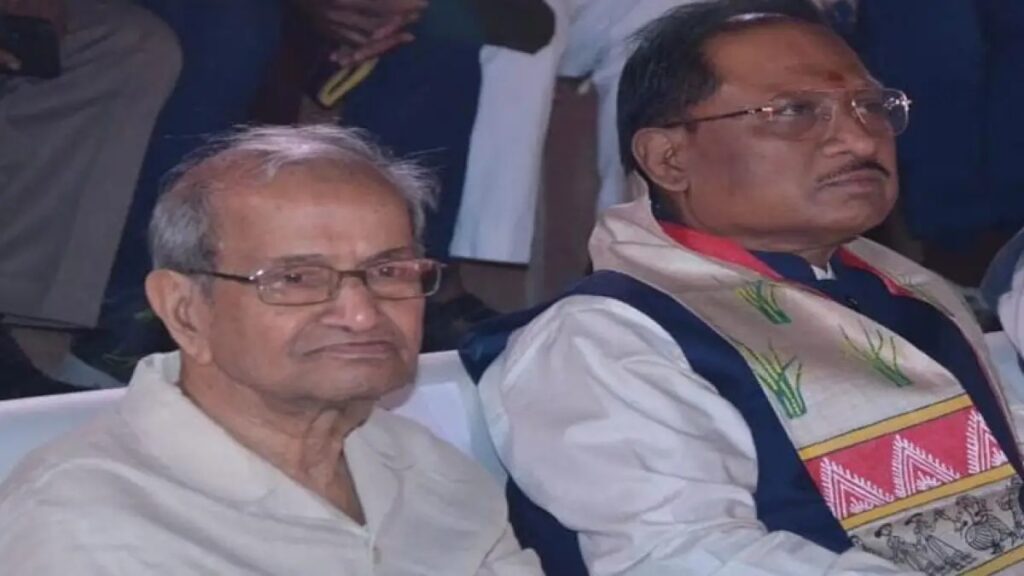 cm vishnudeo sai: सीएम साय की सादगी ने जीता लोगों का दिल, खड़े होकर प्रोग्राम देख रहा था बुजुर्ग, सीएम ने अपनी साथ वाली पर बिठाया, video