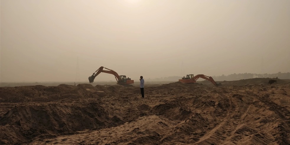 sand mafia in bijapur: रेत माफिया का बड़ा खेल, बिजापुर के तारलागुड़ा नदी से अवैध रेत परिवहन में शामिल सरपंच और पत्रकार