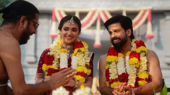 Actress Keerthi Suresh married Antony Thadali: एक्ट्रेस कीर्ति सुरेश ने लिए सात फेरे, लॉन्ग टाइम बॉयफ्रेंड एंटली थडाली से रचाई शादी