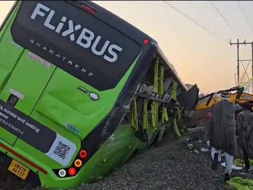 Agar Malwa Accident : दिल्ली से इंदौर जा रही बस हुई हादसे का शिकार, बस दुर्धटना में एक बच्ची की मौत, 20 लोग घायल