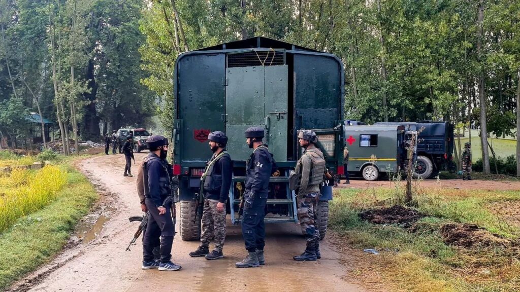 Kulgam Terrorist Encounter : जम्मू-कश्मीर के कुलगाम में सुरक्षाबलों और आतंकियों के बीच मुठभेड़, 5 आतंकी ढेर, 2 जवान घायल, ऑपरेशन जारी