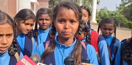 BEMETARA REEL TEACHER : शिक्षा के मंदिर में छात्राओं के साथ दुर्व्यवहार, टीसी की धमकी, रील बनाने वाली प्रधान पाठक से छात्राएं परेशान, जानिए क्या है मामला