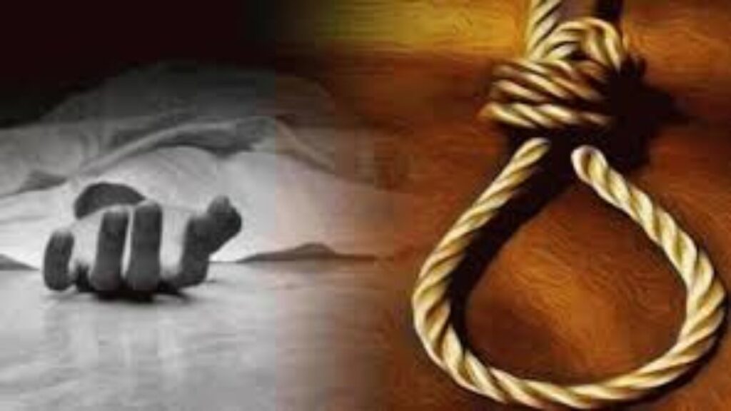 RAJNANDGAON CRIME : आरक्षक ने फांसी लगाकर किया सुसाइड, पेड़ के फंदे पर लटकती मिली लाश, जांच में जुटी पुलिस