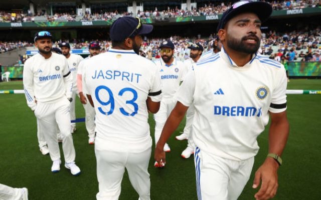 IND vs AUS : बांह पर काली पट्टी बांधकर मैदान में उतरे खिलाड़ी, भारतीय खिलाड़ियों ने दी पूर्व पीएम मनमोहन सिंह को श्रद्धांजलि