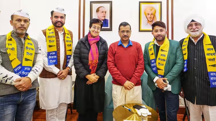 Delhi Election 2025 : दिल्ली विधानसभा चुनाव से पहले BJP और Congress को लगा तगड़ा झटका, कई नेताओं ने थामा AAP का दामन
