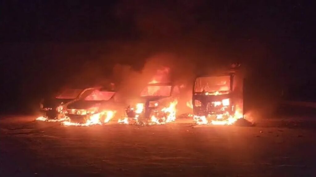 Jalgaon Clash : महाराष्ट्र के जलगांव में हार्न बजाने पर मचा बवाल, जलाई गयी दुकानें और गाड़ियां, आगजनी और हिंसा के बाद लगा कर्फ्यू….