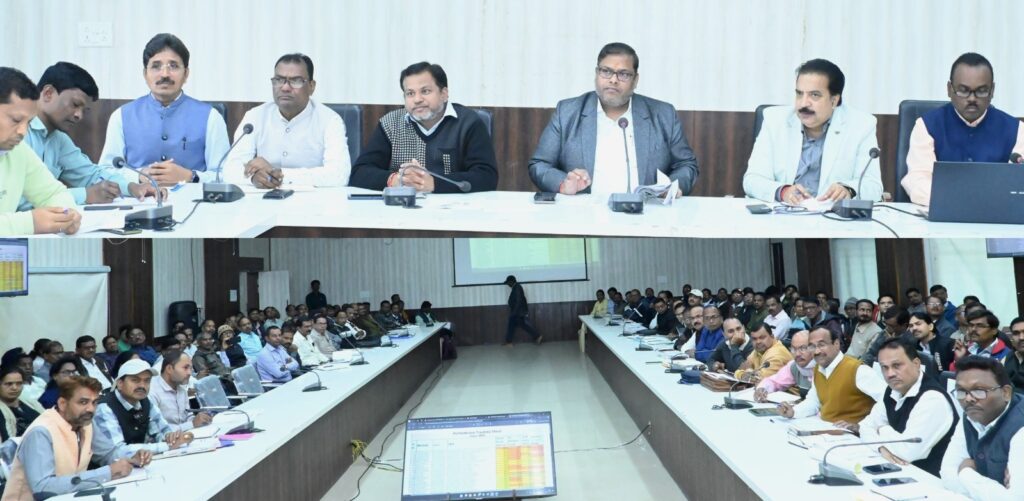 GARIABAND SCHOOL : गरियाबंद जिले में परीक्षा परिणामों की समीक्षा में कलेक्टर की सख्ती, फिंगेश्वर प्राचार्य हटाए गए, 36 प्राचार्यों को नोटिस जारी