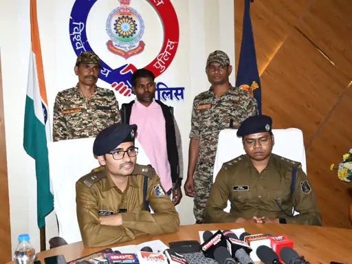 Chhattisgarh Naxal Arrest : छत्तीसगढ़ के कांकेर में सुरक्षाबलों को बड़ी सफलता, 8 लाख रुपये के इनामी नक्सली गिरफ्तार, विस्फोटक सामान बरामद