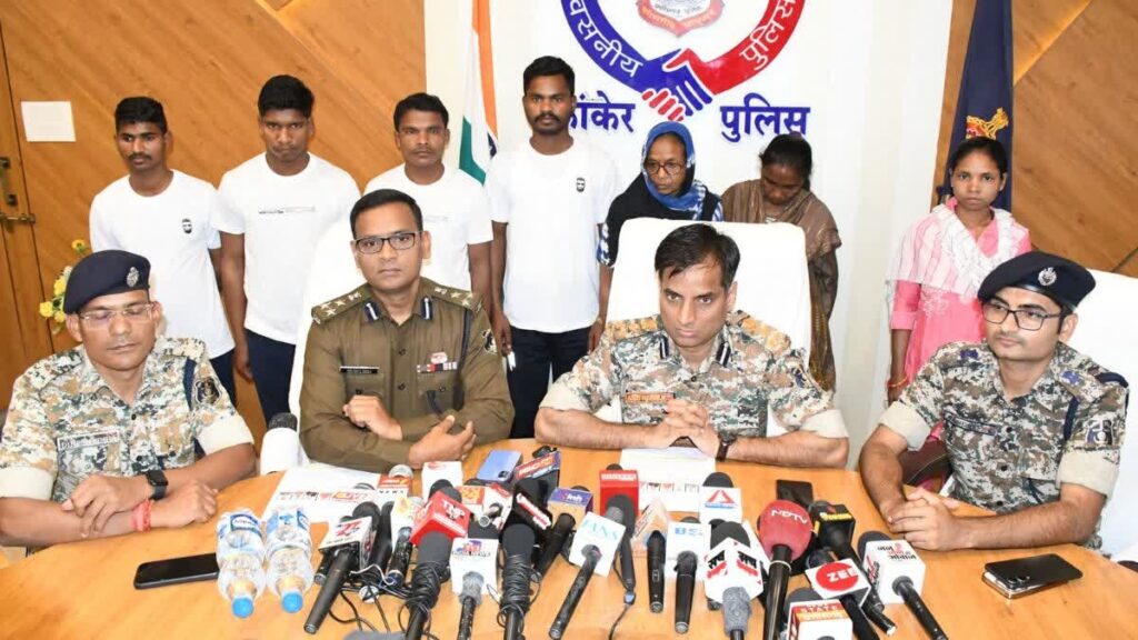 NAXAL SURRENDER IN KANKER  : छत्तीसगढ़ में बड़ा नक्सली सरेंडर, 26 घटनाओं में शामिल डीवीसीएम ममता समेत 7 इनामी नक्सलियों ने किया आत्मसमर्पण