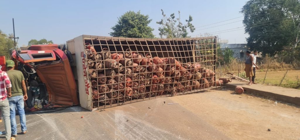 CG Accident News : NH पर भीषण हादसा, गैस सिलेंडर से भरा ट्रक पलटा, चालक की मौत, 6 घायल