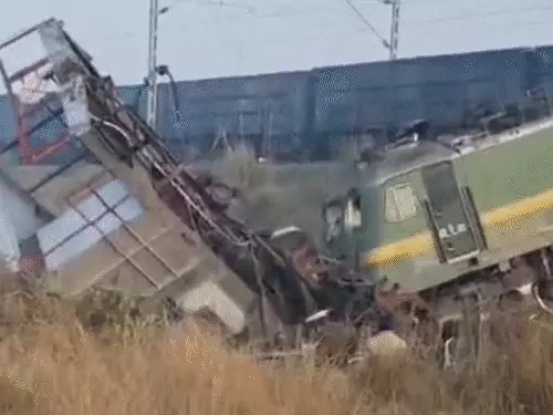 UP Train Accident : फतेहपुर में दो मालगाड़ियों की टक्कर, दोनों लोको पायलट गंभीर, रेलवे राहत कार्य में जुटा