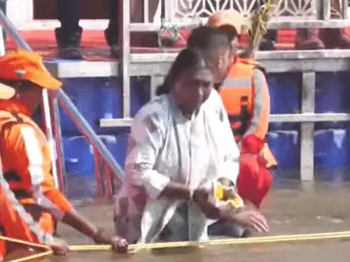 President Droupadi Murmu : राष्ट्रपति ने महाकुंभ में लगाई पुण्य डुबकी, सूर्य को अर्घ्य दिया, हनुमान मंदिर में करेंगी दर्शन