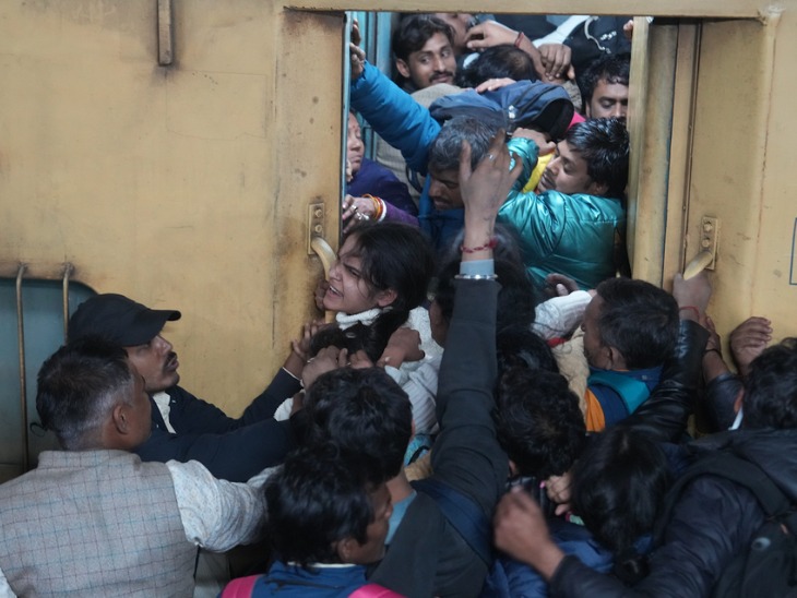 New Delhi railway station Stampede :  नई दिल्ली रेलवे स्टेशन पर भगदड़ में 17 की मौत, मृतकों पर 3 बच्चे शामिल, महाकुंभ जाने वाली 2 ट्रेनें लेट होने से बढ़ी भीड़