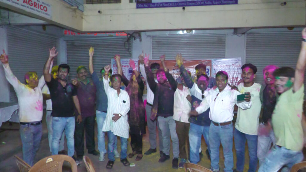 Holi 2025: डीए न्यूज प्लस में मनी होली, नाच गाने से मन मोहा, मिष्ठानों से किया मुंह मीठा