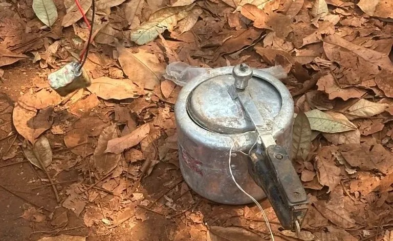 Narayanpur Naxal News : नक्सलियों की बड़ी साजिश नाकाम! अमदई खदान में IED बरामद, सुरक्षाबलों ने किया निष्क्रिय