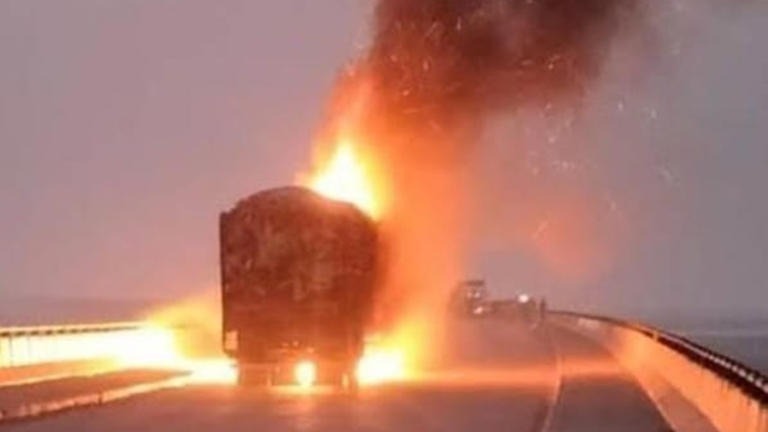 Ratlam News : रतलाम हाईवे पर बड़ा हादसा टला, जलते कंटेनर से ड्राइवर ने बचाई 6 कारें, सूझबूझ से टला बड़ा नुकसान