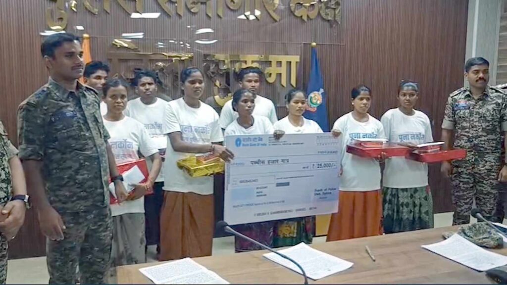 SUKMA NAXALITE SURRENDER : 26 लाख के इनामी 9 नक्सलियों का आत्मसमर्पण, वेट्टी कन्नी समेत 6 महिला नक्सली भी शामिल