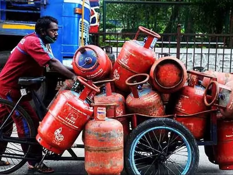 LPG Price Hike : आम आदमी के लिए राहतभरी खबर, गैस सिलेंडर और हवाई ईंधन की कीमतों में आई गिरावट