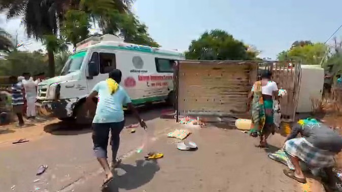 Dantewada Villagers Pickup Overturned : अमित शाह की सभा में शामिल होने जा रहे ग्रामीणों से भरी पिकअप वाहन दुर्घटनाग्रस्त, कई घायल