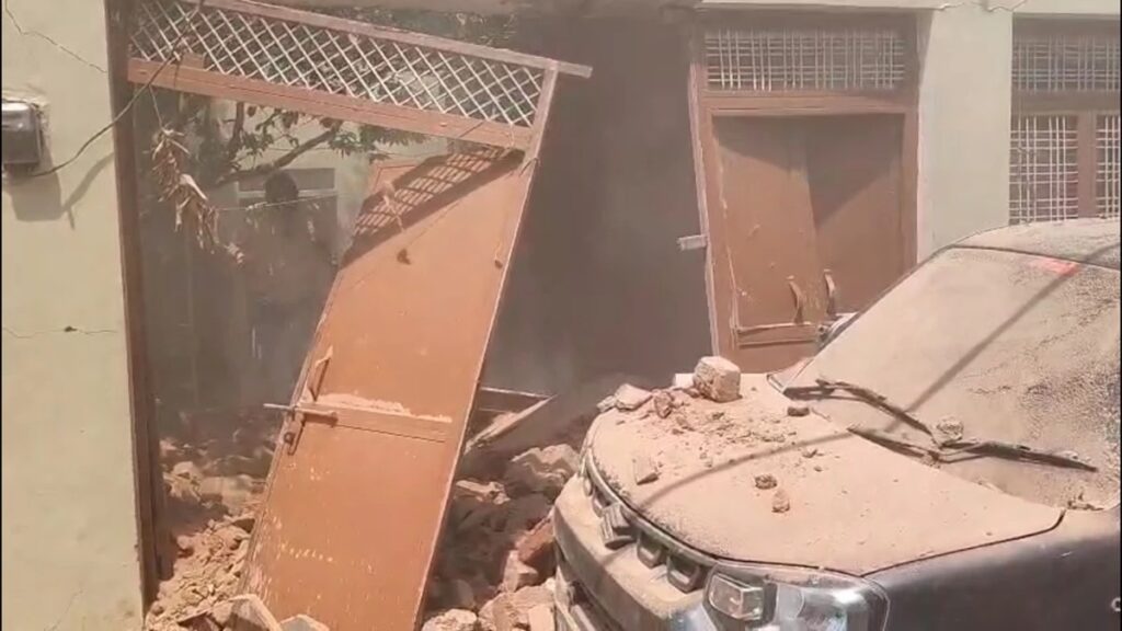 Shivpuri Fighter Plane : शिवपुरी के पिछोर में आसमान से गिरी रहस्यमयी वस्तु, शिक्षक का मकान क्षतिग्रस्त, 8 फीट गहरा गड्ढा बना