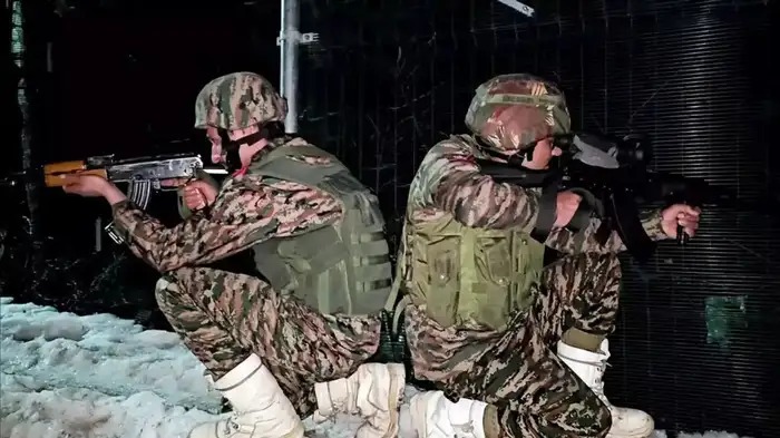 India vs Pakistan : LoC पर पाकिस्तान की नापाक साजिश नाकाम, भारत का करारा जवाब; घाटी में आतंकी ठिकानों पर बमबारी, हाई अलर्ट में सेना