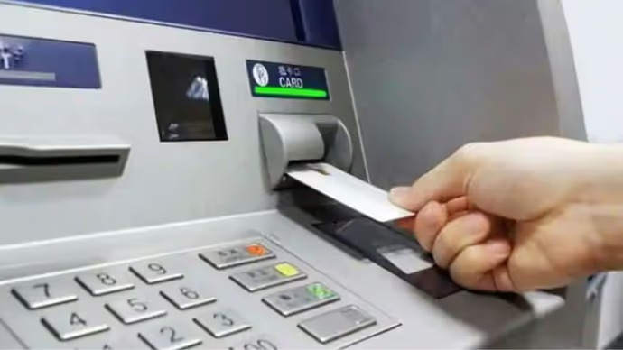 ATM New Rules : 1 मई से ATM नियमों में बड़ा बदलाव! बैलेंस चेक पर भी देना होगा चार्ज, जानिए 5 बड़े बदलाव