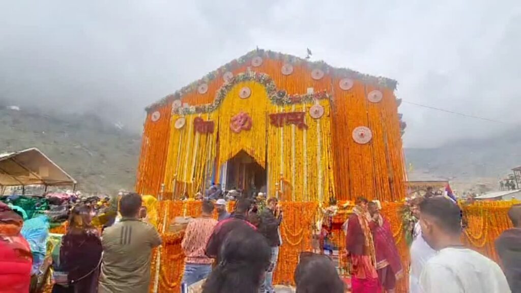 KEDARNATH DHAM YATRA : केदारनाथ धाम में आपदा के बाद पहली बार गूंजी गंगा आरती, पीएम मोदी के ड्रीम प्रोजेक्ट से निखर रही केदारपुरी