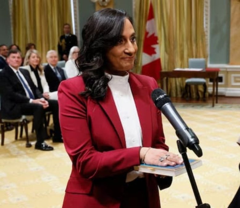 Anita Anand : कनाडा की संसद में गीता की गूंज, अनीता आनंद बनीं पहली हिंदू महिला विदेश मंत्री, भगवद्गीता पर रखकर ली शपथ