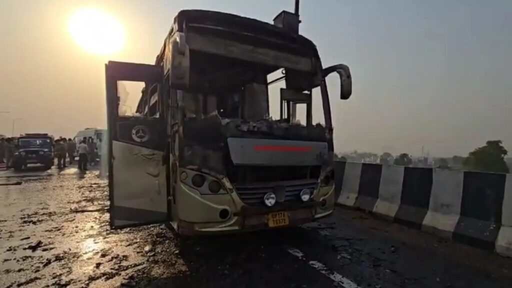 LUCKNOW BUS FIRE ACCIDENT : लखनऊ में चलती बस में भीषण आग, पांच यात्रियों की जिंदा जलकर मौत – ड्राइवर-कंडक्टर फरार, जांच जारी