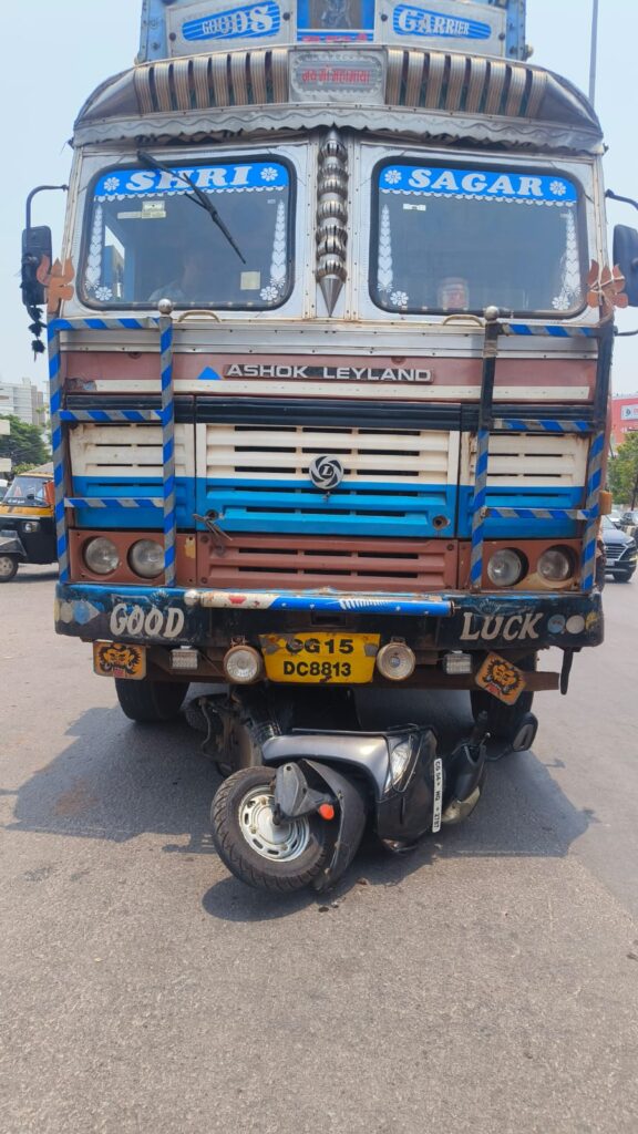 Raipur Road Accident : रायपुर की सड़कों पर फिर दौड़ी मौत, तेलीबांधा चौक में युवती की ट्रक से कुचलकर मौत