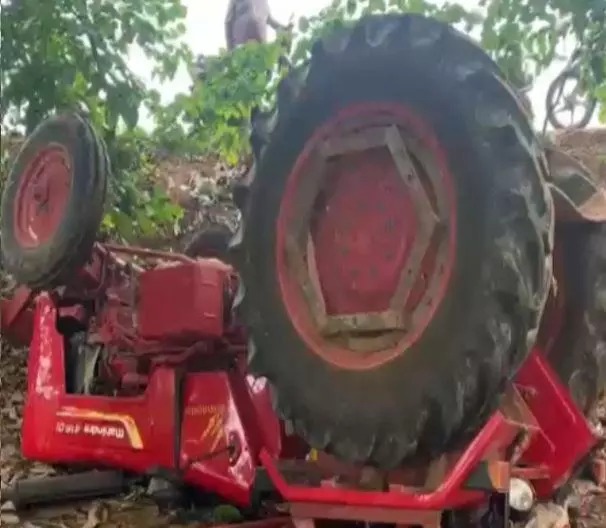 RAIGARH ACCIDENT : रायगढ़ में तेज रफ्तार ट्रैक्टर पलटा, 2 साल के मासूम की मौत, 3 घायल, पुलिस जांच में जुटी