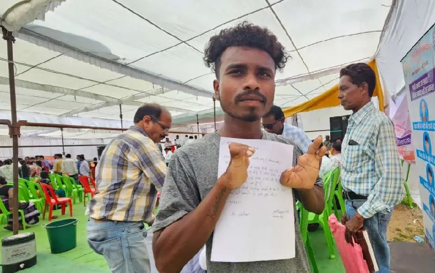 CG News : उंगलियां नहीं, आधार नहीं, दिव्यांग कल्याण सिंह योजनाओं और शिक्षा से वंचित, सरकार से लगाई मदद की गुहार….