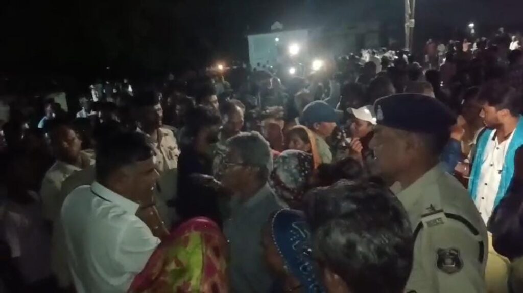 Rajnandgaon News : राजनांदगांव में रेत माफिया की दहशत, अवैध खनन रोकने पहुंचे ग्रामीणों पर चलाई गोली, 3 घायल – पुलिस पर संरक्षण देने के आरोप