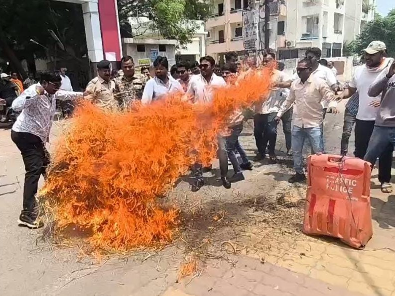 CG Congress Protest : धमतरी में ईडी और भाजपा के खिलाफ कांग्रेस का उग्र प्रदर्शन, पुतला दहन के दौरान भड़की आग; बाल-बाल बचे नेता और पत्रकार