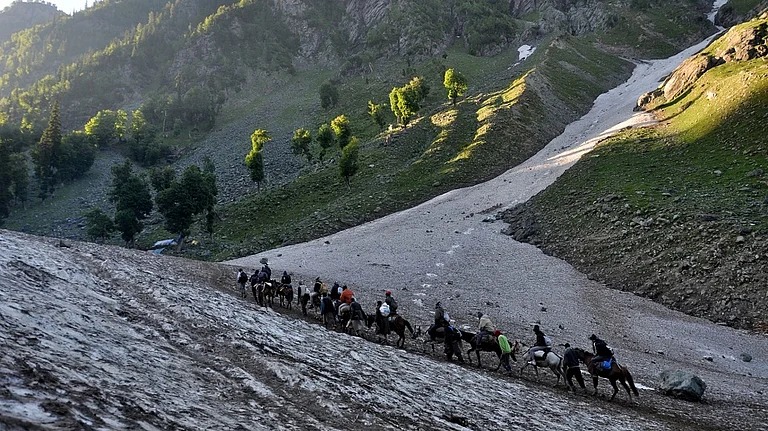 No Flying Zone : अमरनाथ यात्रा मार्ग ‘नो फ्लाइंग जोन’ घोषित, आतंकी खतरे के बाद सरकार का बड़ा फैसला