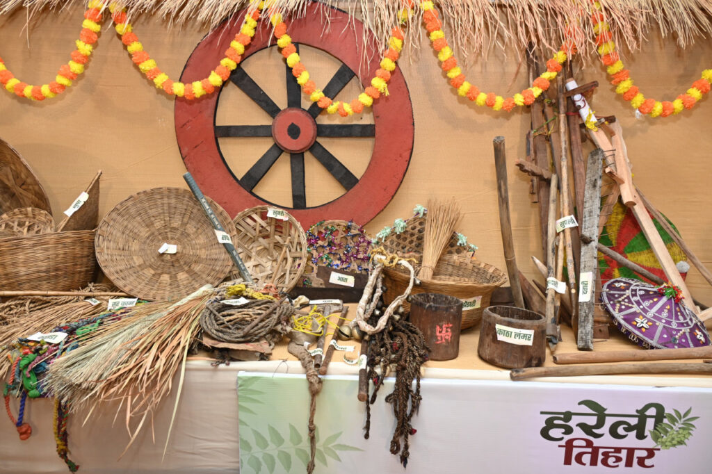 Hareli Utsav : सीएम हाउस में दिखी छत्तीसगढ़ी परंपराओं की झलक…! कृषि उपकरणों के साथ बिखरी सांस्कृतिक वैभव की झलक…यहां देखें