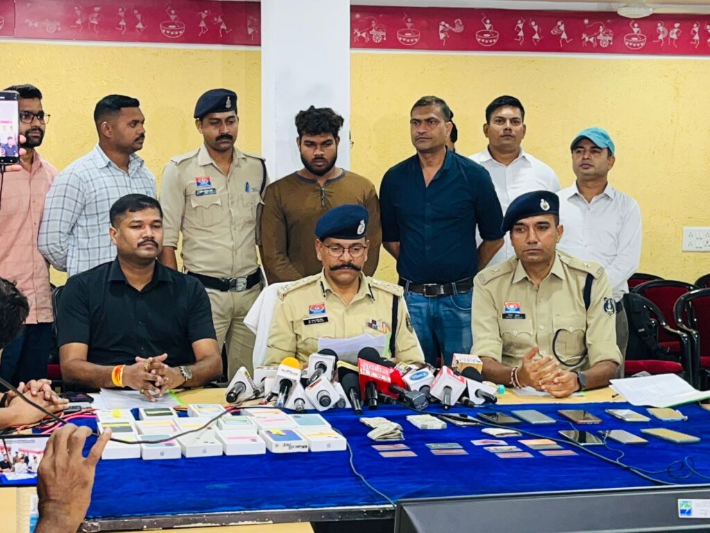 Double Murder : अभनपुर में दोहरे हत्याकांड का खुलासा…! गांव के झोलाछाप डॉक्टर ने बुजुर्ग दंपति की कर दी निर्मम हत्या..यहां देखें Video