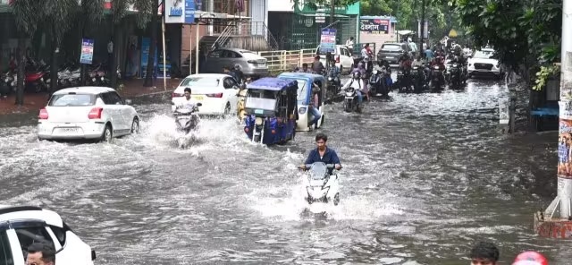 Heavy Rain Alert In Raipur: राजधानी की सड़के हुई जलमग्न, शहर का हाल हुआ बेहाल,मौसम विभाग ने जारी किया अलर्ट