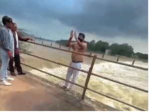 Durg suicide live video: "हर-हर महादेव" बोलकर युवक ने लगाई नदी में छलांग, LIVE वीडियो वायरल.... नहीं बच सकी जान