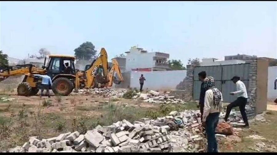 Big Land Scam: Land scam in Korba...! Plots sold by claiming them to be government land... Corporation demolished 19 illegal constructions