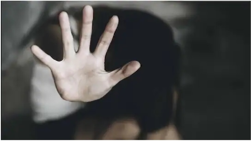 Bastanar Block : बास्तानार में आदिवासी युवती से इलाज के नाम पर दुष्कर्म…झोलाछाप डॉक्टर अब पीड़ित को कार से कुचलने और नक्सलियों से मरवाने की दी धमकी