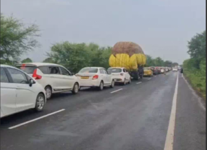 Gujarat Car Accident: गुजरात में दर्दनाक सड़क हादसा: दो कारों की टक्कर के बाद लगी आग, 10 महीने की बच्ची समेत 8 लोग जिंदा जले